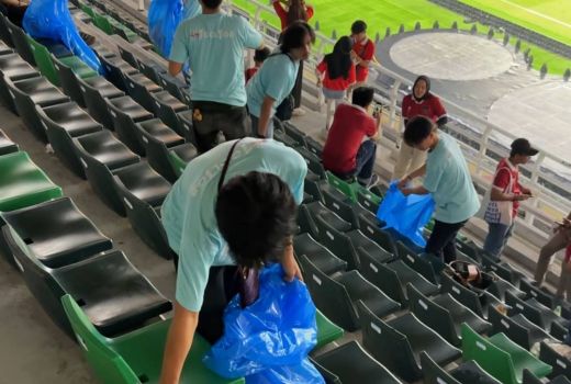 Salut! Suporter Indonesia Bersih-Bersih Stadion Gelora Bung Tomo Surabaya Setelah Nonton Timnas - GenPI.co