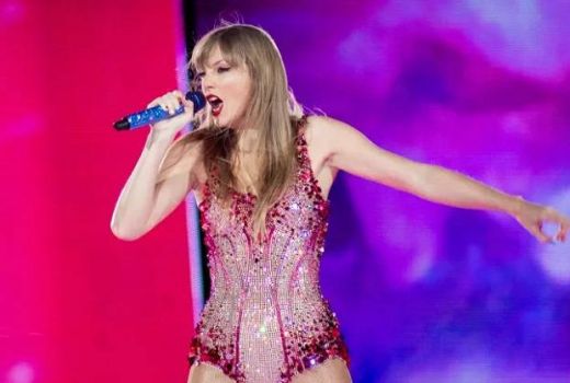 Taylor Swift Bikin Heboh Setelah Peluk Travis Kelce di Konser Eras Tour Argentina - GenPI.co