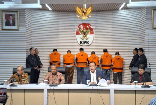 Ketua KPK Firli Bahuri Umumkan Penetapan Tersangka Pj Bupati Sorong - GenPI.co