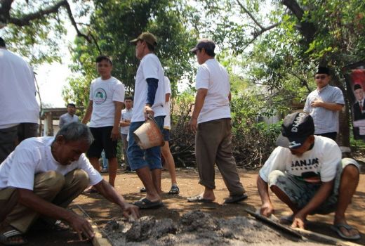 Tingkatkan Ekonomi Desa Klapanunggal, Santri Dukung Ganjar Renovasi Jalan - GenPI.co