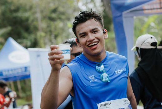 Setia Menemani, ISOPLUS Hadir Menjaga Hidrasi Peserta Borobudur Marathon 2023 - GenPI.co