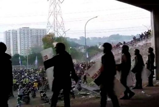 Tembakkan Gas Air Mata di Laga Gresik United vs Deltras FC, Polisi: Suporter Beringas - GenPI.co