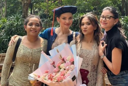 Kisah Enzy Storia Kuliah Sampai Wisuda, Sempat Sedih Banget - GenPI.co