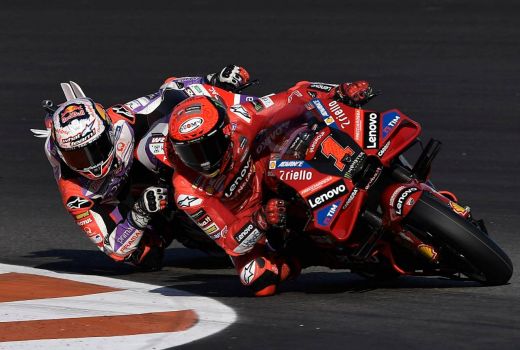 Jatuh dan Bikin Bagnaia Juara MotoGP 2023, Jorge Martin Menangis - GenPI.co