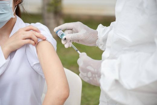 Pejabat Kesehatan AS Sebut Orang Lanjut Usia Harus Mendapatkan Vaksin Covid-19 Lagi - GenPI.co