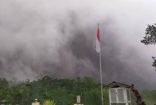 Gunung Merapi Muntahkan Awan Panas, 10 Desa Terdampak Hujan Abu - GenPI.co