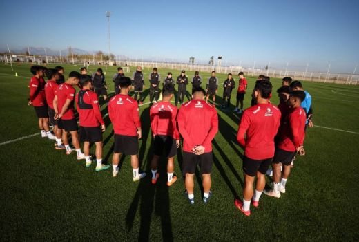 Heboh! Pemain Timnas Indonesia Kepergok Makan Mie Instan saat TC di Turki, Sikap Shin Tae Yong Disorot - GenPI.co