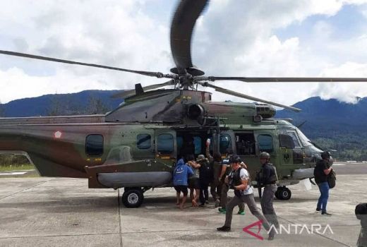 Jenazah Prajurit TNI Gugur saat Kontak Tembak dengan KKB Papua Dievakuasi - GenPI.co