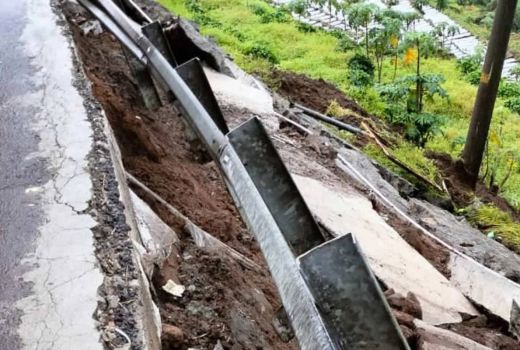 Hujan Deras Bikin Jalan Raya Dieng Longsor dan Retak, Ini Kondisinya - GenPI.co