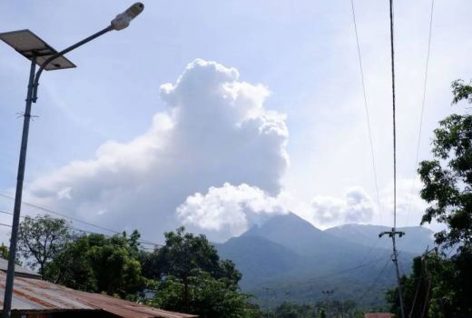 Gunung Lewotobi Laki-Laki Meletus hingga Keluarkan Awan Guguran Panas - GenPI.co