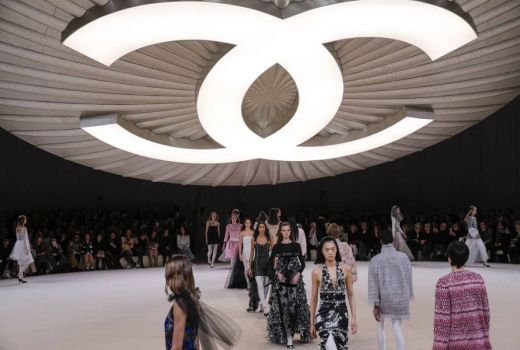 3 Hal Paling Mengagumkan yang Ditampilkan Rumah Mode Chanel dalam Spring Couture Show - GenPI.co