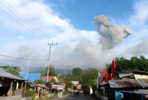 Erupsi Gunung Ibu Lontarkan Abu Vulkanik ke Arah Barat - GenPI.co