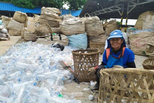 Kelola Sampah Plastik, Aqua Gandeng Pemulung Jadi Pelaku Industri Ekonomi - GenPI.co