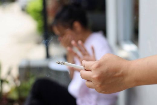 Tidak Hanya Berbahaya bagi Paru-paru, Merokok Dapat Mengancam Kesehatan Jantung - GenPI.co