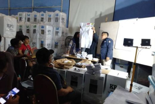 Diduga Mainkan Suara Caleg, 5 Anggota PPK di Karawang Diberhentikan - GenPI.co