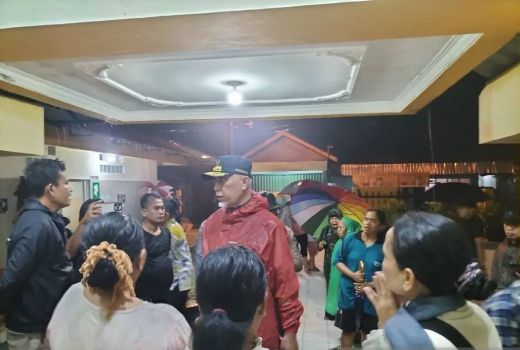 Banjir di Padang, Seratusan Orang di Kampung Durian Mengungsi - GenPI.co