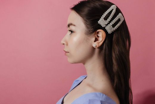 Minyak Jarak vs Minyak Kelapa: Mana yang Lebih Baik untuk Perawatan Rambut? - GenPI.co