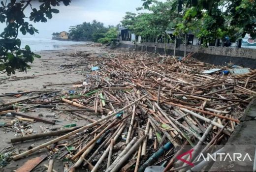Kapal Rusak Diterjang Banjir Rob, Nelayan di Sukabumi Tak Bisa Melaut - GenPI.co