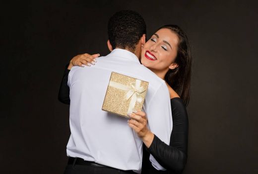 5 Kado Terbaik untuk Suami di Hari Ulang Tahun Pernikahan - GenPI.co