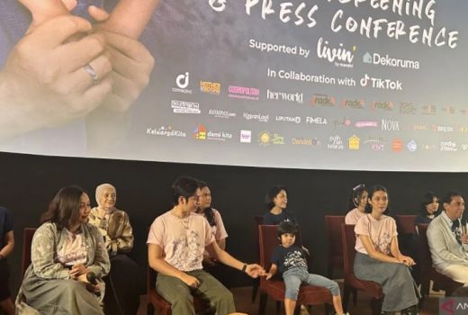 Review Film Indonesia: Dua Hati Biru Perjuangan Keluarga tak Sempurna - GenPI.co