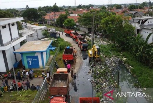 Sampah Sepanjang 1,5 Km Menumpuk di Kali Pasir Bekasi, Pemkab Lakukan Ini - GenPI.co