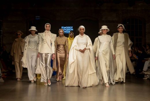 Gandeng Supermodel Halima Aden, Buttonscarves Tampil di Istanbul Modest Fashion Week - GenPI.co