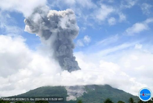 Gunung Ibu Erupsi, Lontarkan Abu Vulkanik Setinggi 1,5 Km - GenPI.co