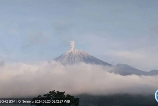 Gunung Semeru Meletus Lagi, Lontarkan Abu Vulkanik Setinggi 800 Meter - GenPI.co