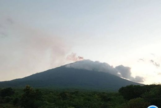 Badan Geologi Sebut Gunung Ile Lewotolok Masih Alami Gempa Tremor - GenPI.co