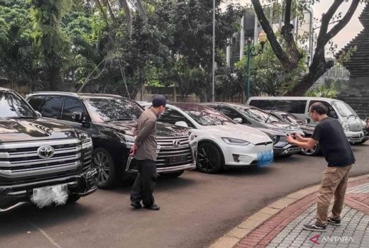 5 Orang Ditangkap Polda Metro Jaya Terkait Pemalsuan Pelat Khusus DPR RI - GenPI.co
