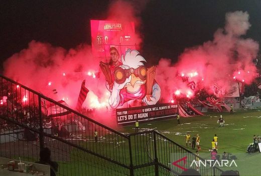 Suporter Nyalakan Flare dan Petasan, Bali United Didenda Rp250 Juta - GenPI.co