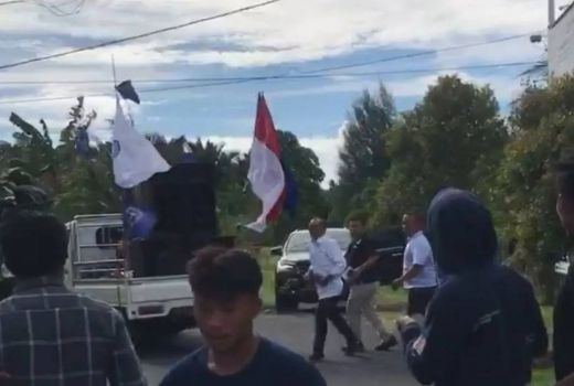 Bubarkan Demonstran, Bupati Halmahera Utara Bawa Parang - GenPI.co