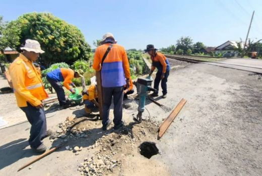 Usai Kecelakaan KA Joglosemarkerto, Daop 4 Semarang Tutup Perlintasan Sebidang di Kendal - GenPI.co