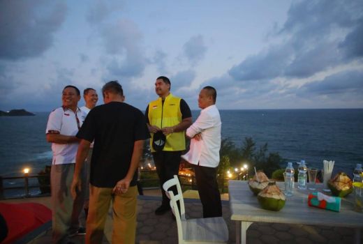 Menpora Dito Mengunjungi Pantai Menganti - GenPI.co
