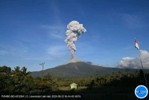4 Desa di Sekitar Gunung Lewotobi Laki-laki Diminta Waspada Abu Vulkanik - GenPI.co