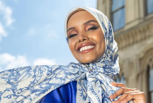 Buttonscarves Gandeng Halima Aden sebagai Ikon 'The Crown Series' - GenPI.co