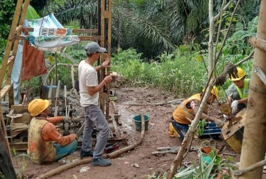 PLN UIP JBT Bantu Pembangunan Sarana Air Bersih untuk Pesantren Al-Huda Cipongkor - GenPI.co