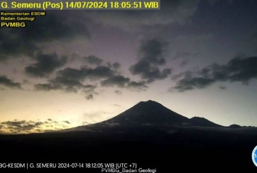 Gunung Semeru Erupsi, Alami 20 Kali Gempa Guguran - GenPI.co