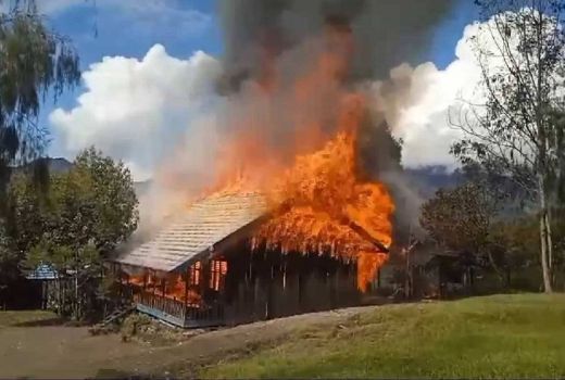 Satgas Damai Cartenz: KKB Bakar Gedung Sekolah Seusai Tembak Warga di Pegubin - GenPI.co