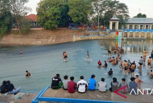 Viral Anak-Anak Surfing di Pintu Air Bendung Sungai Banjir Kanal Barat, Ini Pesan Mbak Ita - GenPI.co