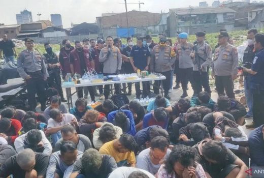 Miris! Digerebek Polisi, Puluhan Warga Kampung Boncos Jakarta Barat Kedapatan Positif Konsumsi Narkoba - GenPI.co
