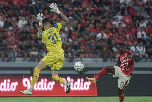 Bali United Babak Belur, Teco Puji Kiper Arema FC - GenPI.co