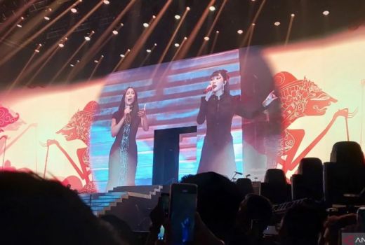 Anggun C Sasmi Puji Isyana Sarasvati Setinggi Langit - GenPI.co