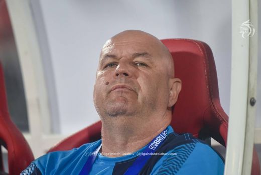 Bermain Imbang Lawan Dewa United, Pelatih Persib Bandung Kecewa - GenPI.co