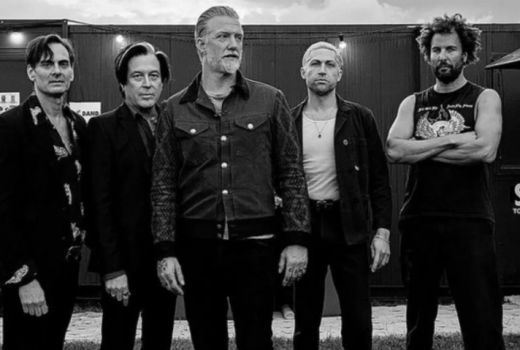Vokalis Operasi, Queens of the Stone Age Batalkan Tur - GenPI.co