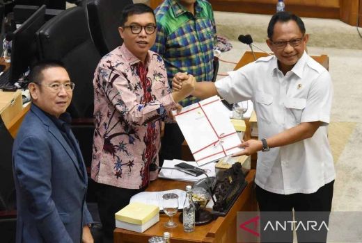 Baleg DPR RI Sepakat Batalkan Pembahasan RUU TNI dan Polri - GenPI.co