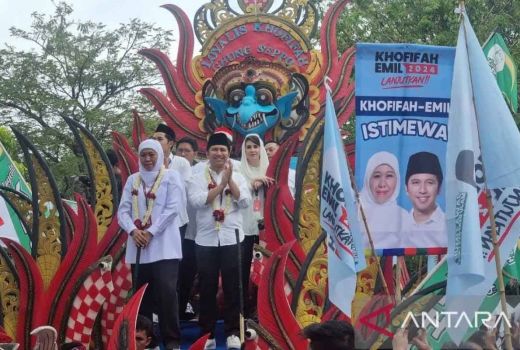 Diarak Pawai Budaya ke KPU Jatim, Khofifah Indar Parawansa: Insyaallah Menang - GenPI.co