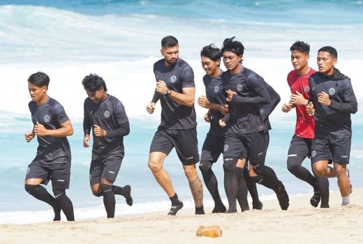 Jeda Liga 1, Arema FC Genjot Latihan Fisik di Pantai - GenPI.co