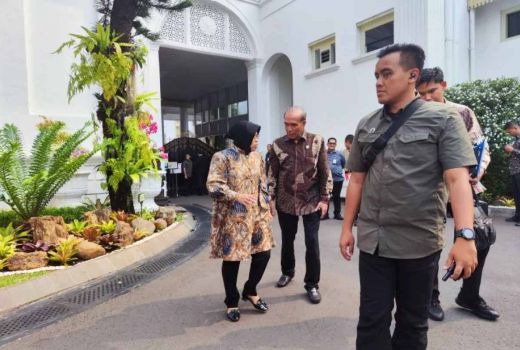 Ogah Respons Isu Mundur dari Menteri Sosial, Risma: Aku Ditunggu DPR - GenPI.co