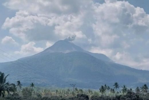 Gunung Ile Lewotobi Laki-Laki Kembali Erupsi, Letusan Setinggi 800 Meter - GenPI.co